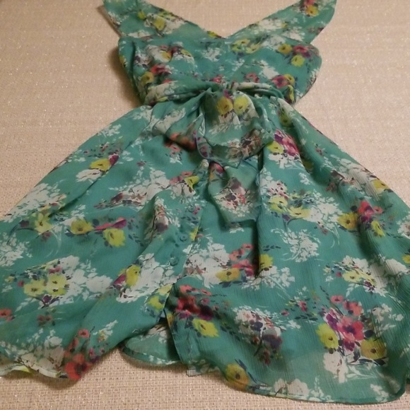 Lauren Conrad floral dress. - Picture 3 of 4